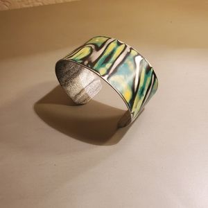 Bangle in modern changing yellow/green